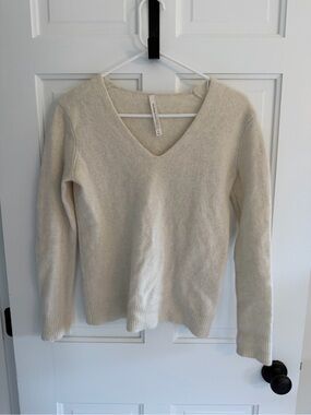 Babaton Aritzia 100% Cashmere Ivory V-Neck Sweater Women’s Medium